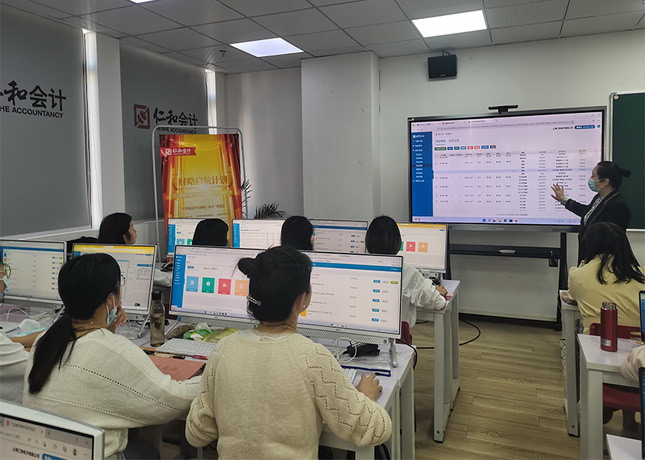 如何在众多选择中挑选合适的财务学习班，学财者的报名指南会计培训机构附近