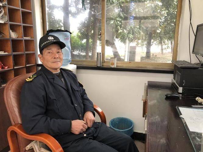 招看门大爷，3500元/月，提供包吃住招看门大爷3500包吃住 60岁以上